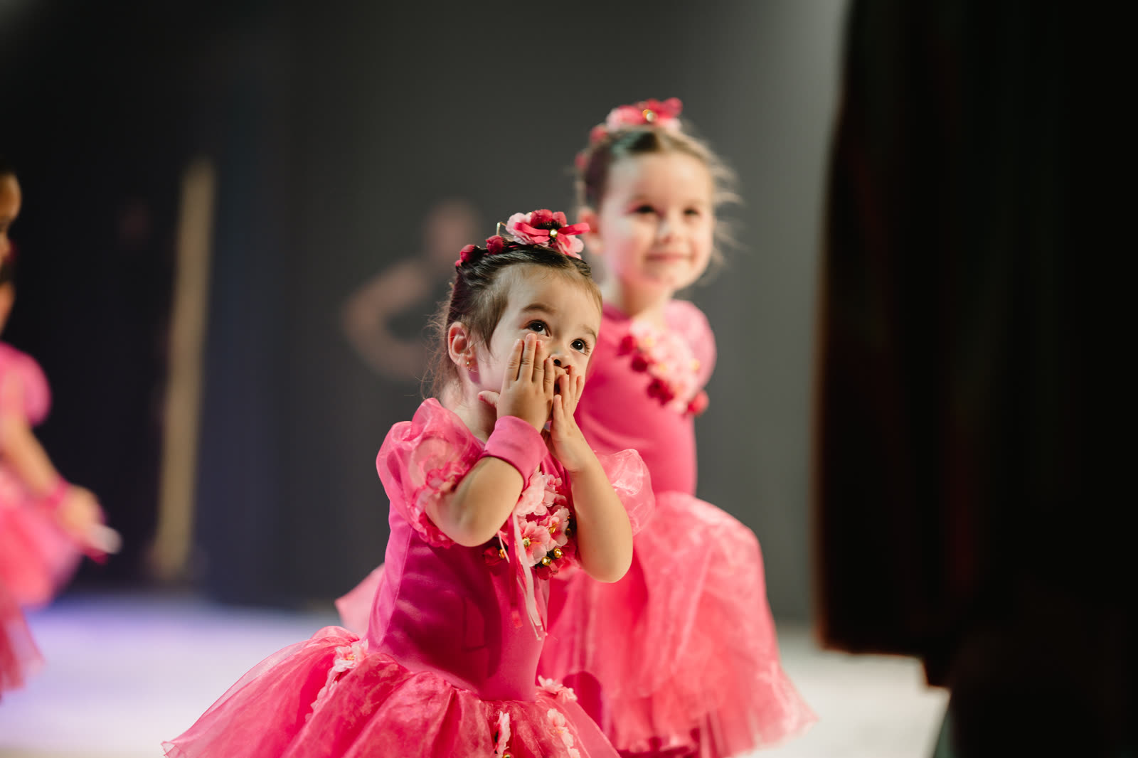 Duas meninas do Baby Class sorrindo no palco