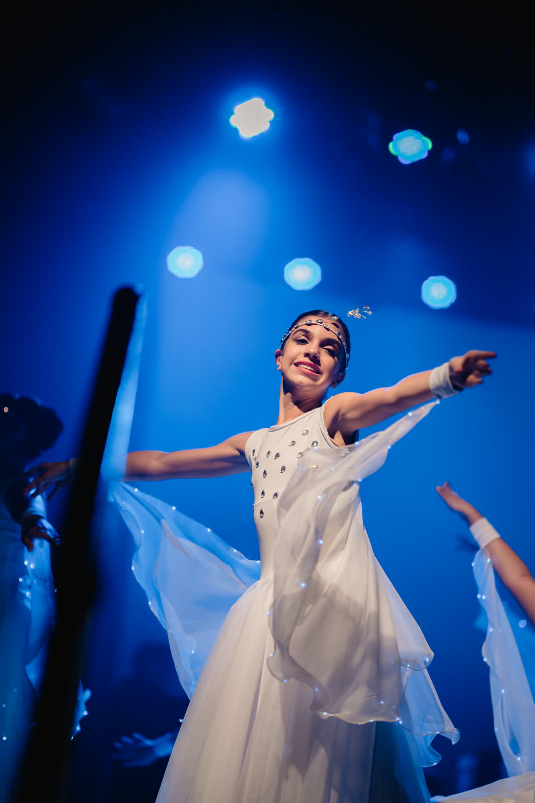 Bailarina de branco sob luz azul