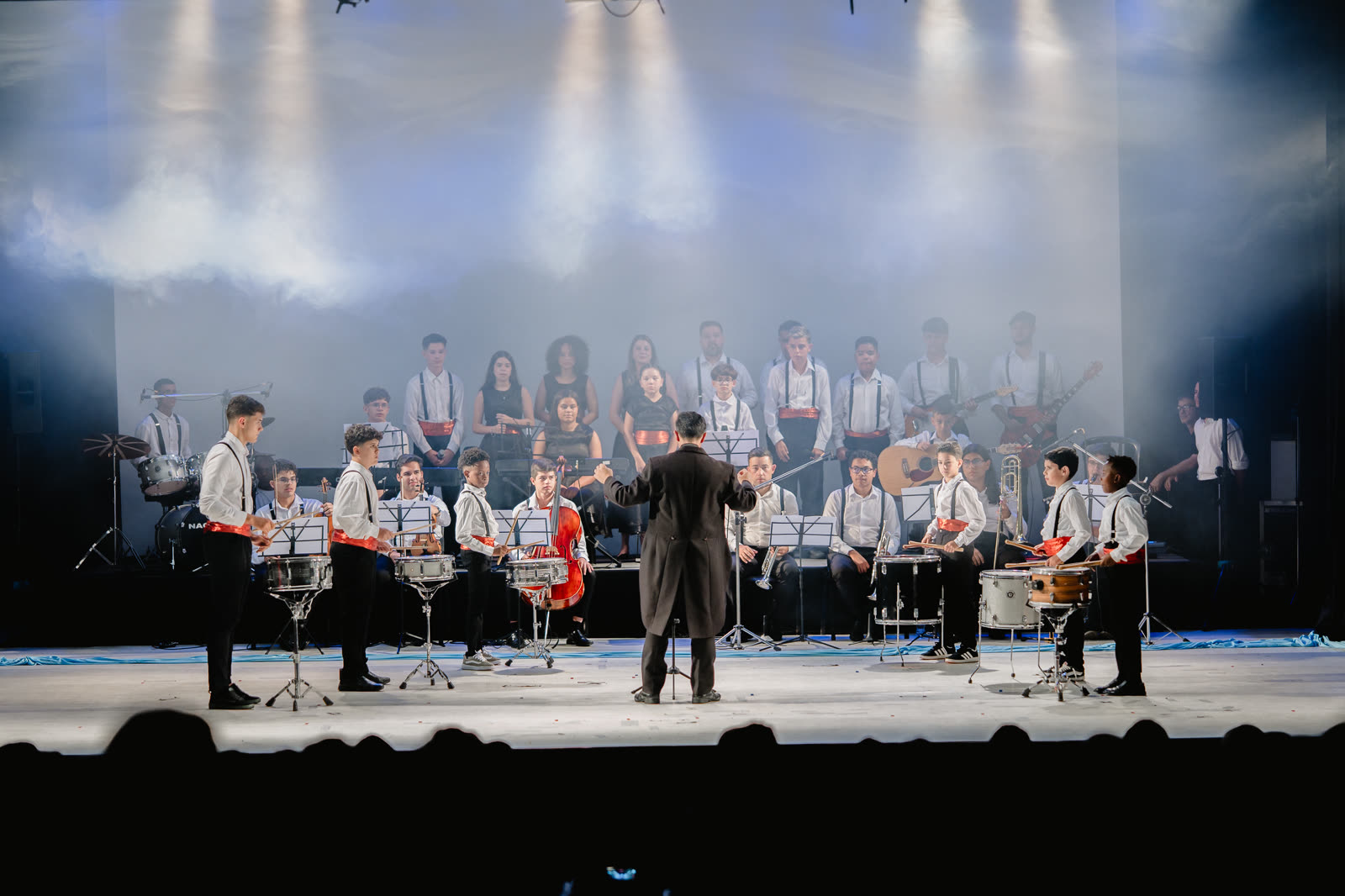 Banda e coral da Amai no palco
