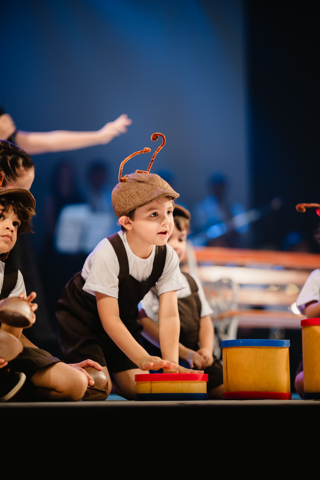 Criança tocando percussão em cena do espetáculo