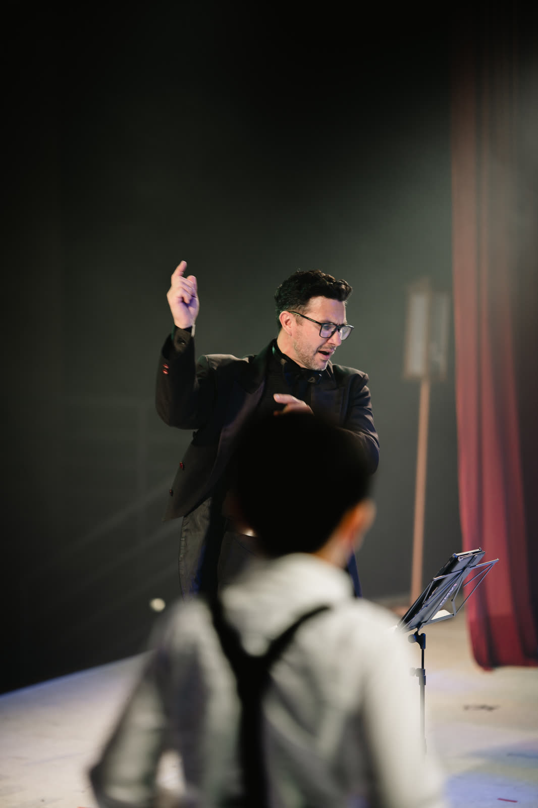 Professor regendo a banda da Amai durante o espetáculo