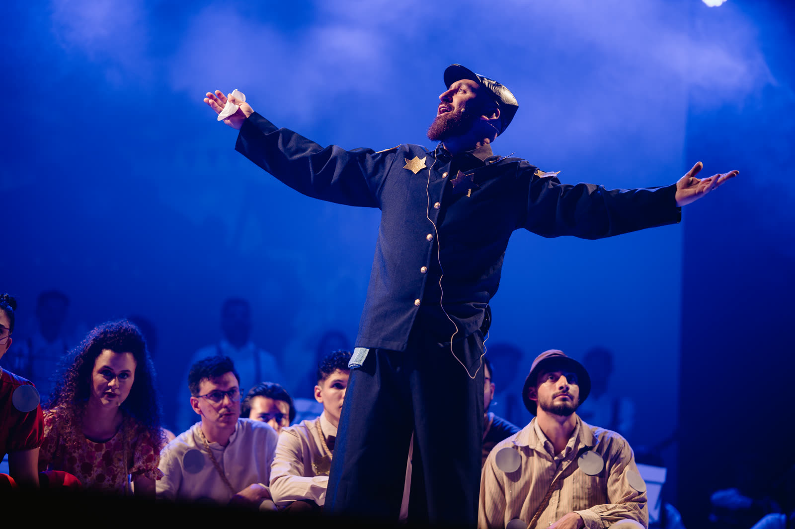 Cena de teatro do espetáculo Você é Especial: ator de braços abertos